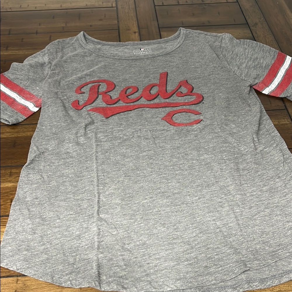 5th & Ocean Gray and Red Short Sleeve Tee